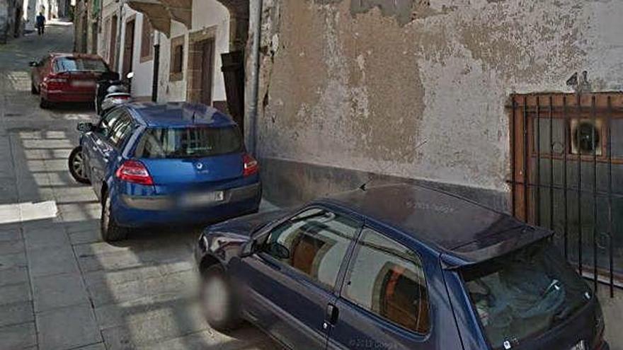 Coches estacionados en una calle del casco histórico de Betanzos