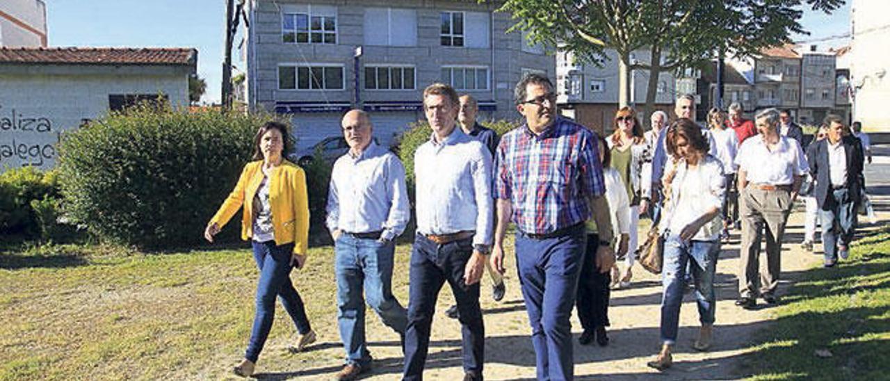 Feijóo, Baltar y cargos del PP, ayer, en el paseo por Xinzo. // Jesús Regal