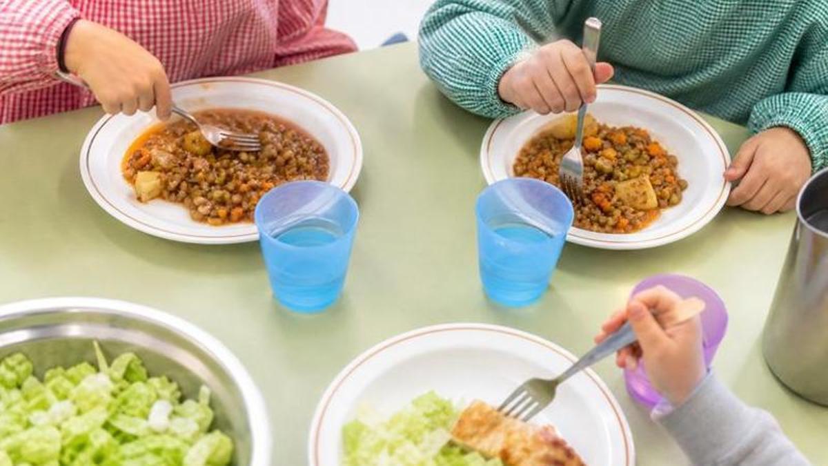 Una taula de menjador escolar