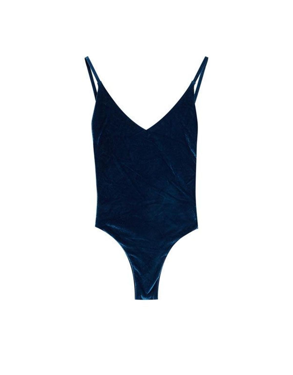 Bañador de terciopelo en color azul de Pull&amp;Bear. (Precio: 19, 99 euros)