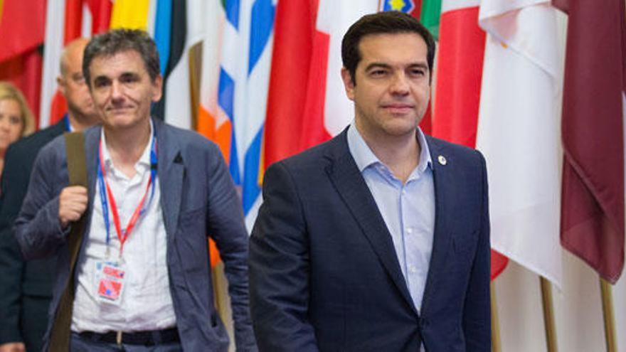 Tsipras, junto a su ministro de Finanzas.
