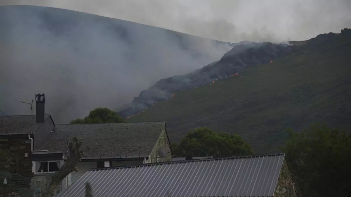 Una cordillera de fuego asola el Macizo Central y Ourense sufre de norte a sur