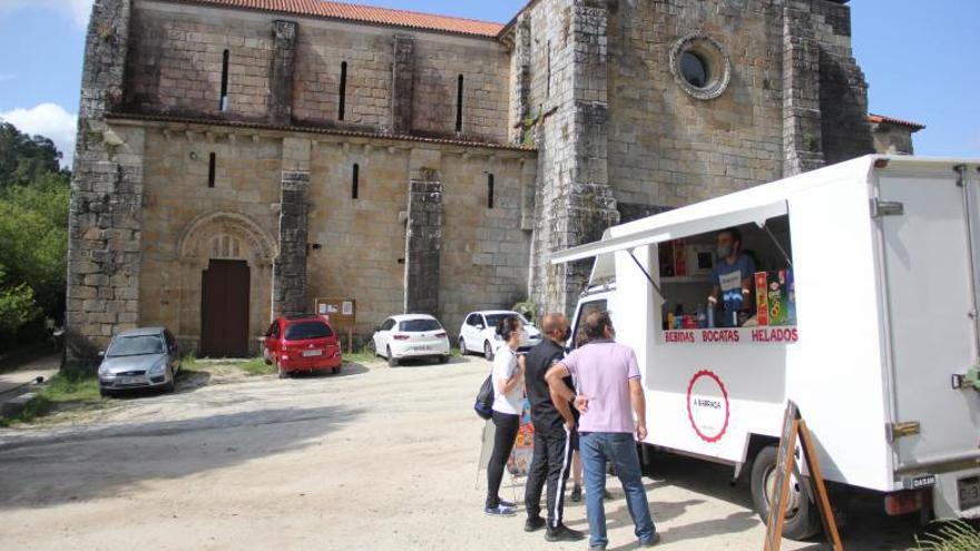 Turistas, el pasado mes de julio, en el monasterio de Carboeiro. |   // BERNABÉ/ANA AGRA