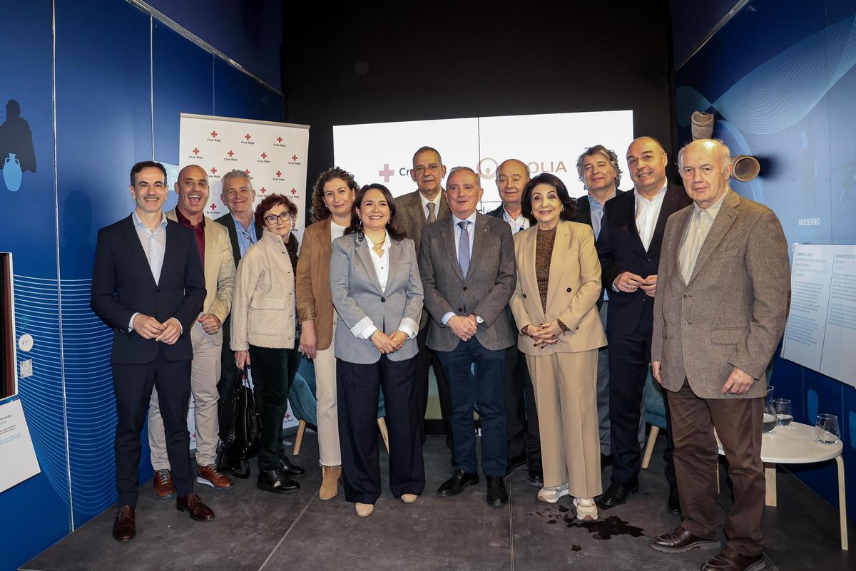 Foto de familia del IV Foro de Empresas de Veolia y Cruz Roja, en Alicante