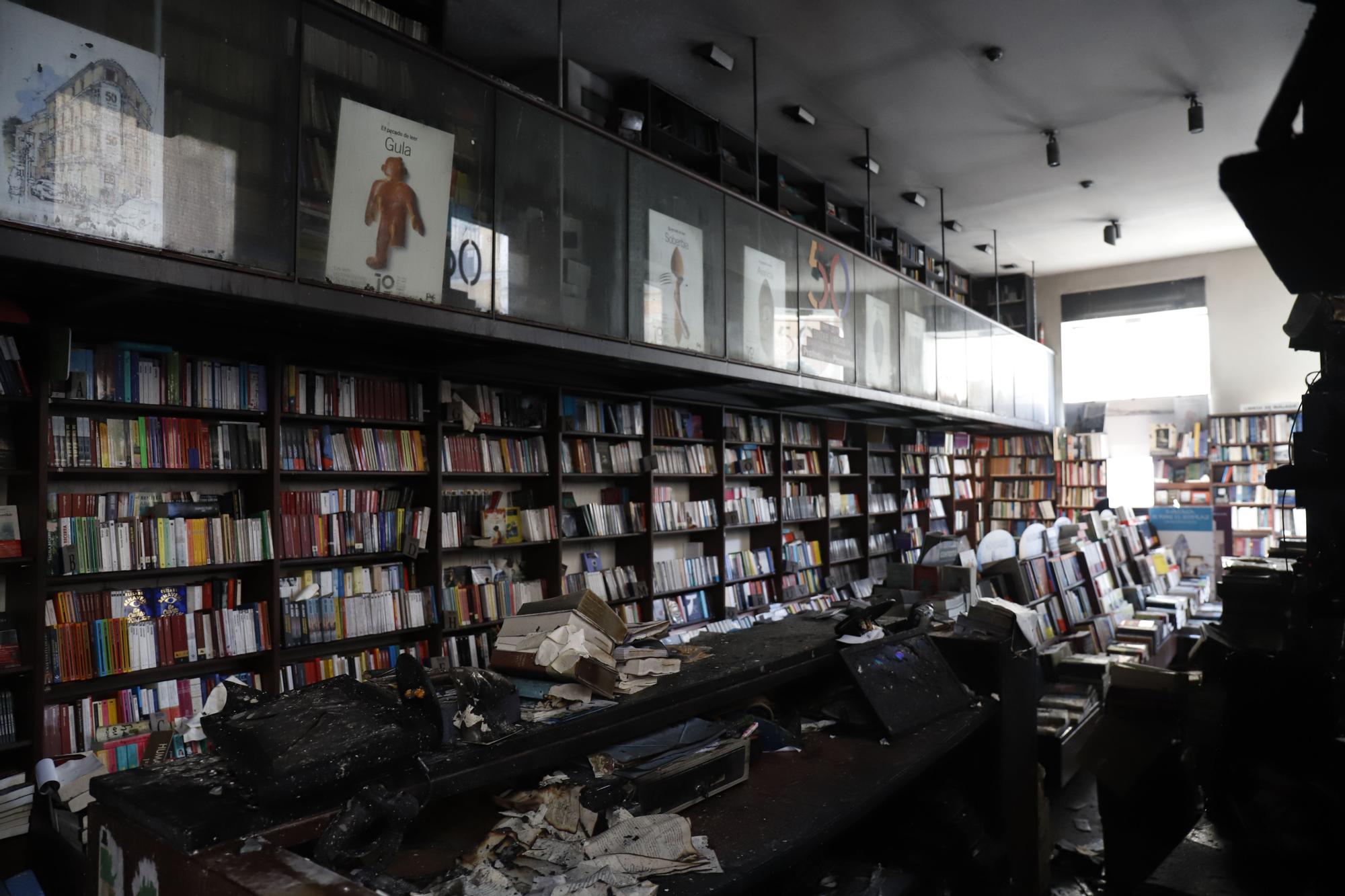 Así ha quedado el interior de la librería Proteo tras el incendio de la noche del jueves