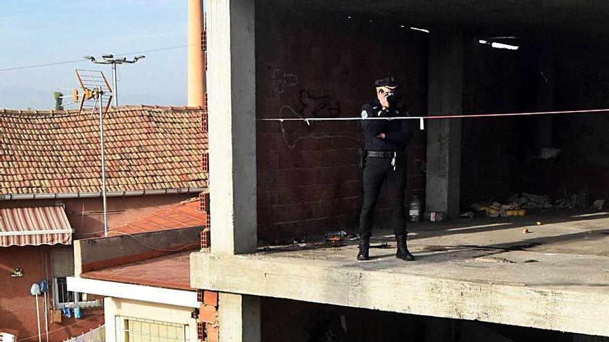 Un joven y un agente, el día que se desalojó el lugar.