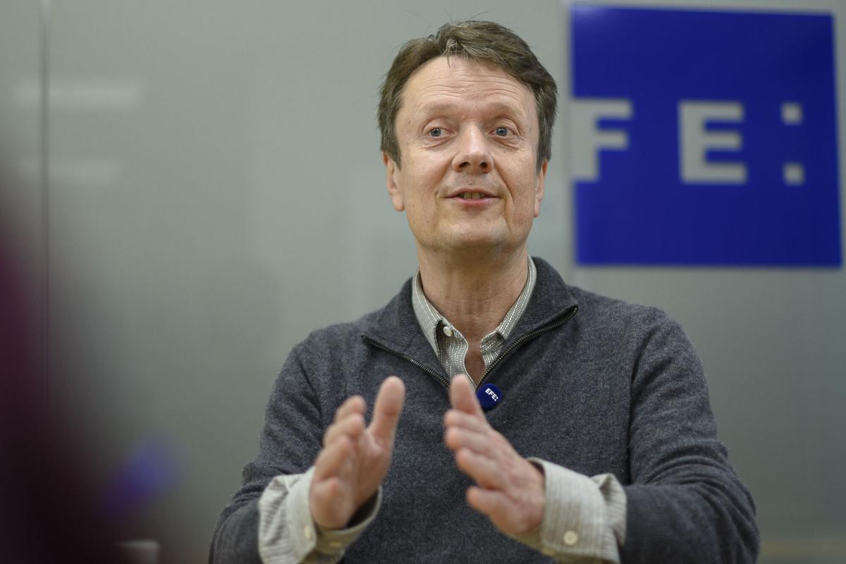 Claus Kohfahl, investigador del Centro Nacional IGME-CSIC Sevilla, durante una entrevista con EFE en la que ha destacado la relevancia del hidrógeno natural en el contexto de la transición energética que se impulsa en Europa y, que a diferencia del verde, no se produce industrialmente ni necesita consumo energético, aunque está en un proceso muy incipiente de desarrollo. EFE/Raúl Caro