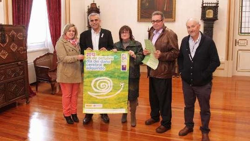 Francisco Mourelo con integrantes de la asociación. / l.o.