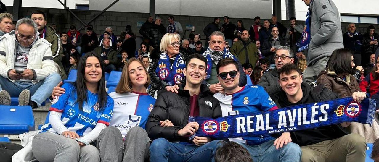 Aficionados del Avilés en Ganzábal durante el Langreo-Avilés