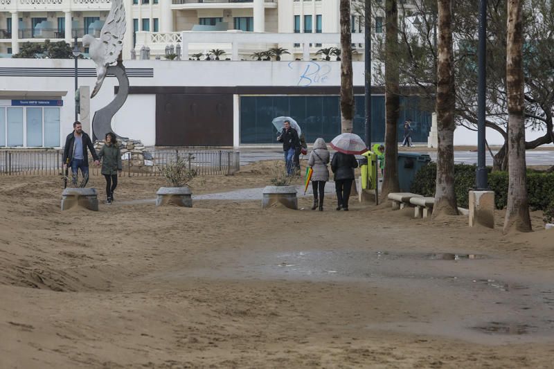 Temporal de lluvia: las mejores imágenes del paseo marítimo de València cubierto de arena