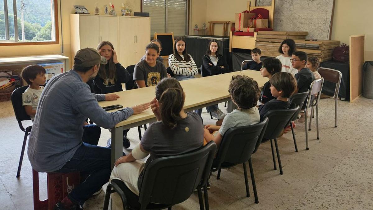 El director del festival, Alfonso Pato, con la Asamblea de Nenas e Nenos de Cans.