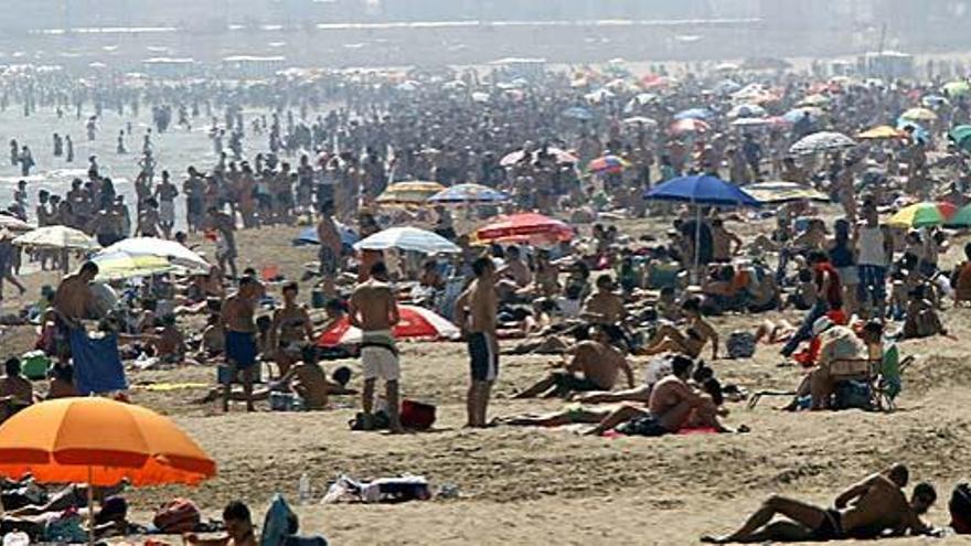Miles de personas han acudido hoy a las playas valencianas