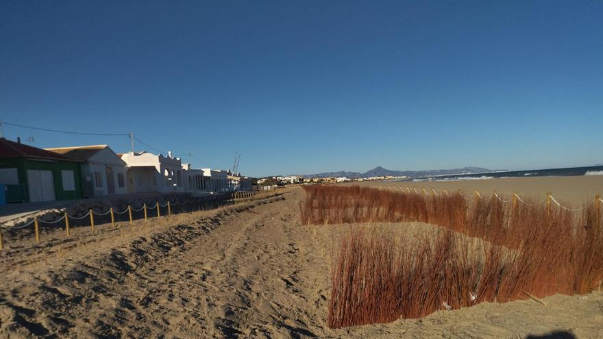 La regeneració de la platja de les Deveses de Dénia permet dotar-la de servici d&#039;ombrel·les i hamaques