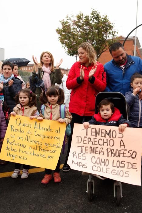 Manifestación frente al Colegio Montevil