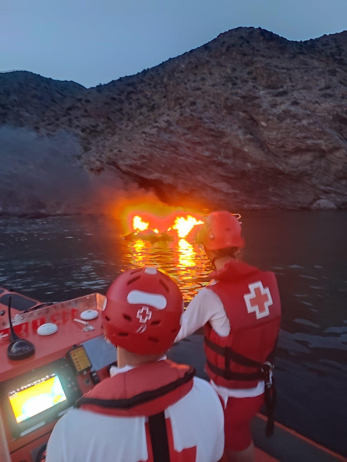 Atienden a los heridos por una explosión en un barco en Águilas.