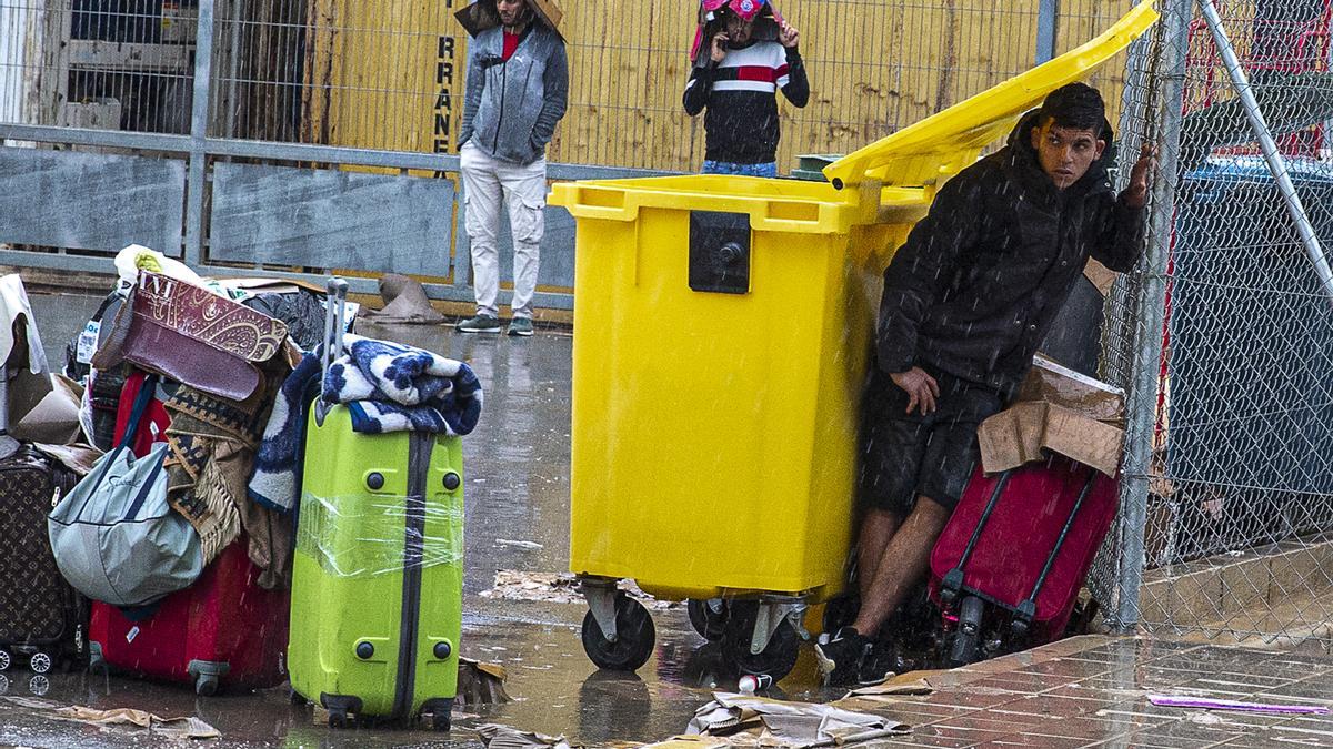 22/10/21. viajeros del Ferry a Orán esperan bajo la lluvia para comprar billete de vuelta después de las restricciones causadas por  la pandemia