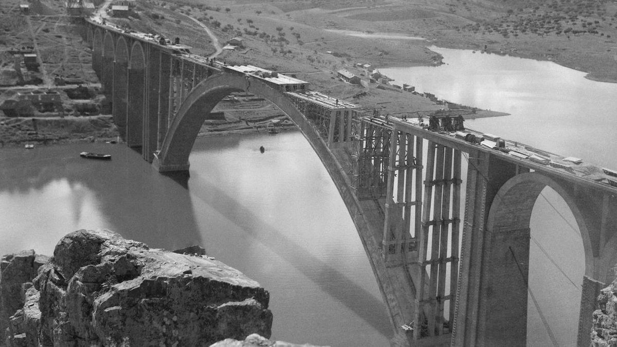 Puente Martín Gil de la línea ZamoraOrense en construcción.