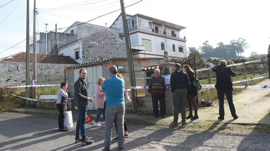Vecinos de la calle Losada Diéguez, en Finca Marquesa y, al fondo, una de las casas afectadas. |  // IÑAKI OSORIO