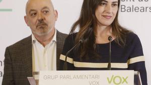 La portavoz de Vox en el Parlament, Idoia Ribas, junto al diputado Sergio Rodríguez