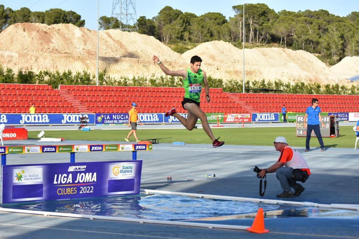 atletismo. Lluís Fullana rebajó en dos segundos su mejor marca en los 3.000 obstáculos