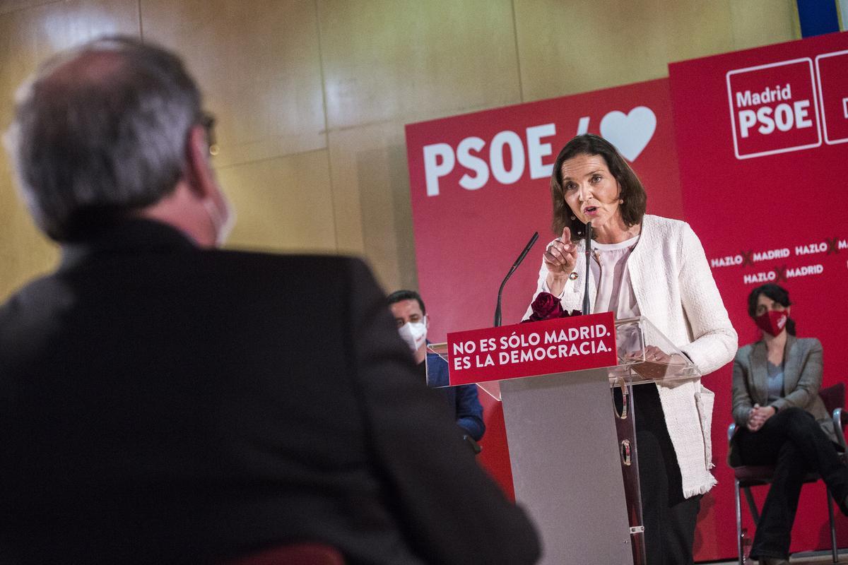 El candidato socialista el 4-M, Ángel Gabilondo, escucha a la ministra de Industria, Reyes Maroto, durante un mitin en Fuenlabrada (Madrid), este 26 de abril.