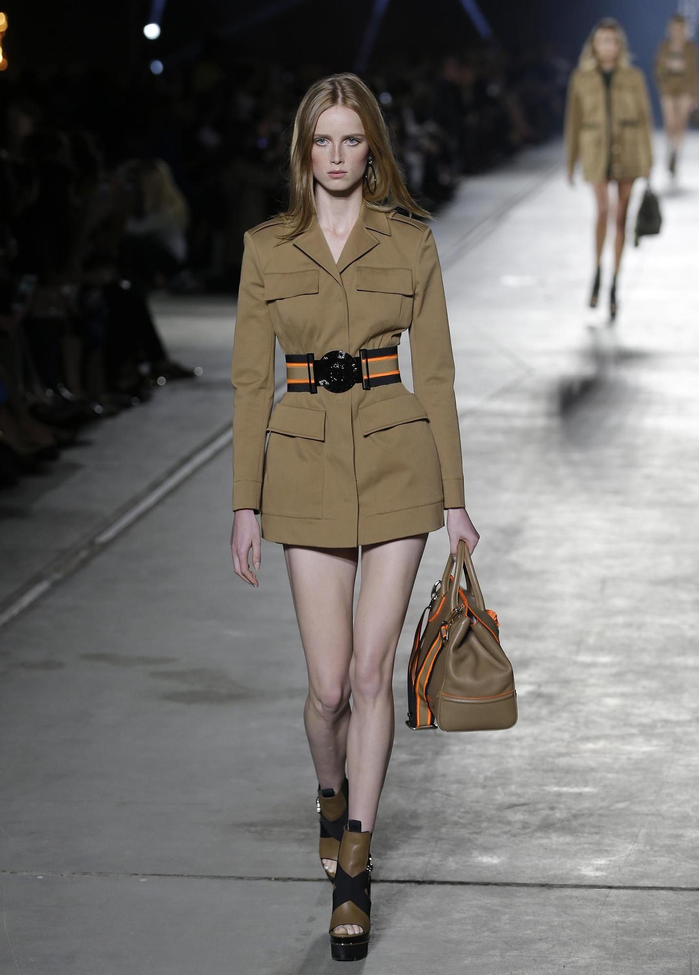 MFW: Versace Primavera/Verano 2016, una marcha militar - Woman