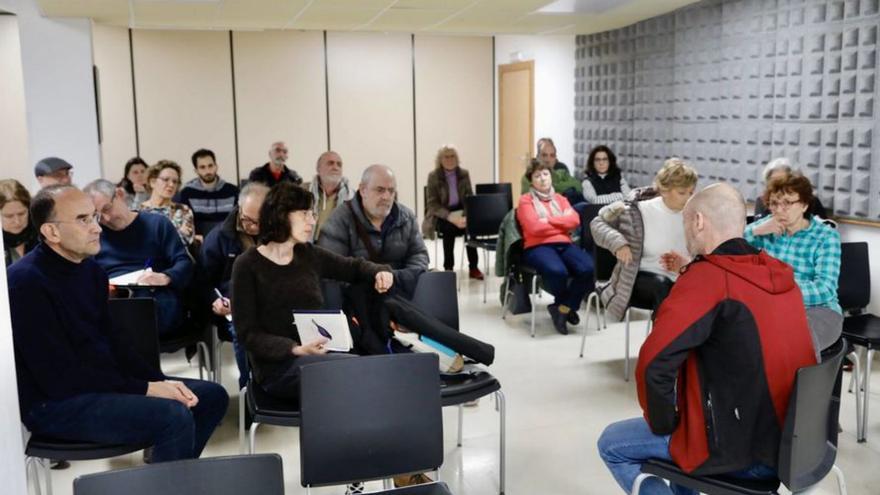 La reunión de la Plataforma contra la Contaminación de Gijón, ayer, en el Ateneo de La Calzada. | Marcos León
