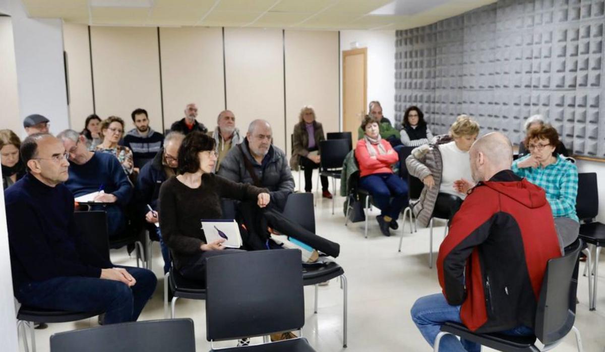 La reunión de la Plataforma contra la Contaminación de Gijón, ayer, en el Ateneo de La Calzada. | Marcos León