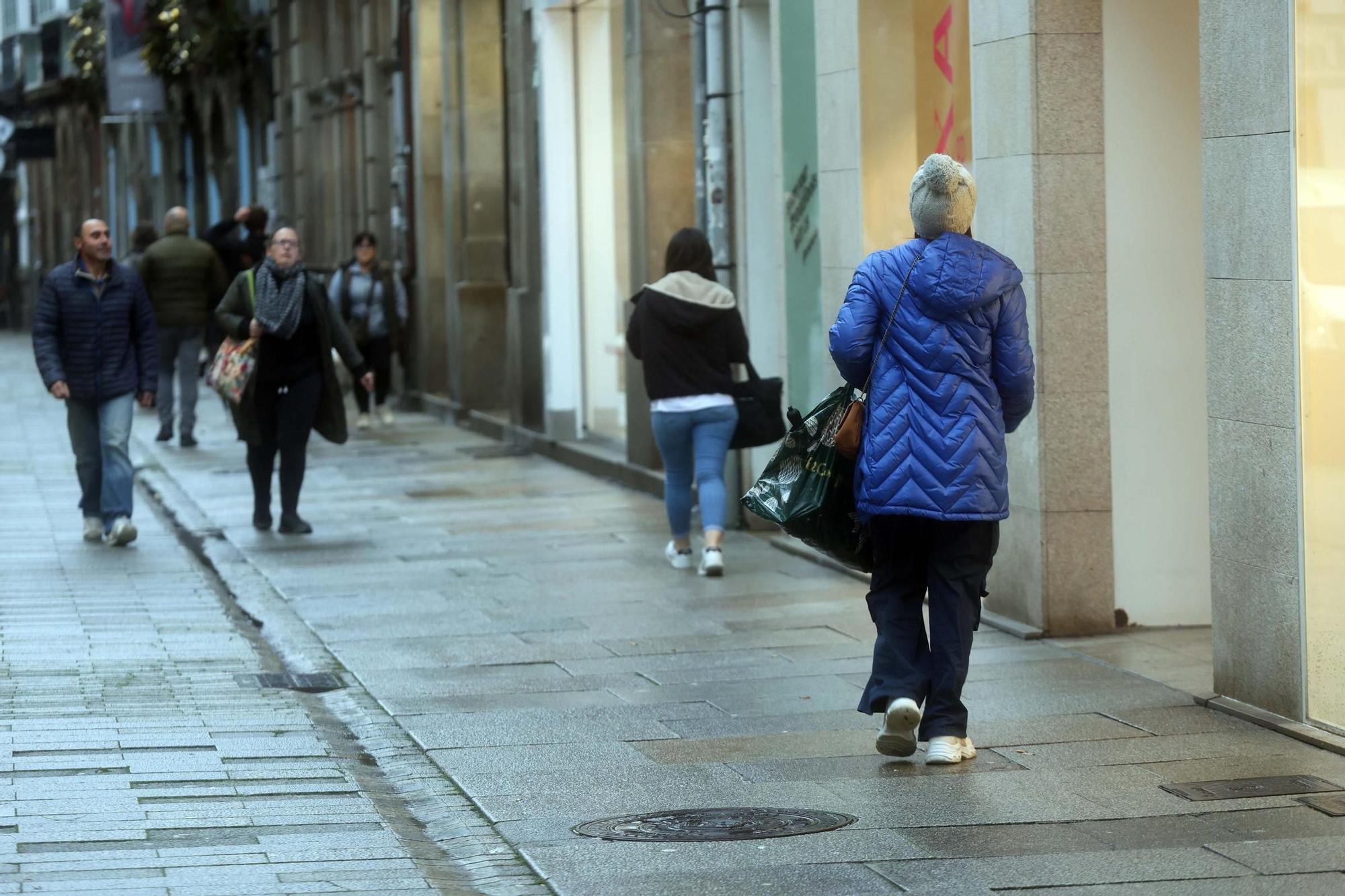 Las calles de Vilagarcía durante las rebajas de enero.