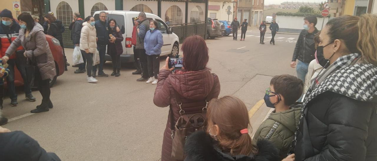 Abrazos a la llegada a Benavente de la caravana de refugiados y voluntarios.