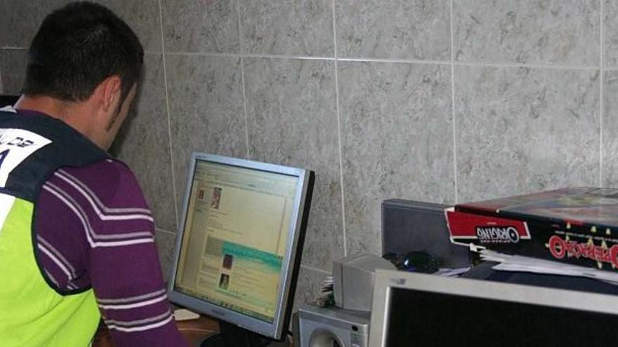 Un policía ante uno de los ordenadores incautados en la operación del pasado diciembre.