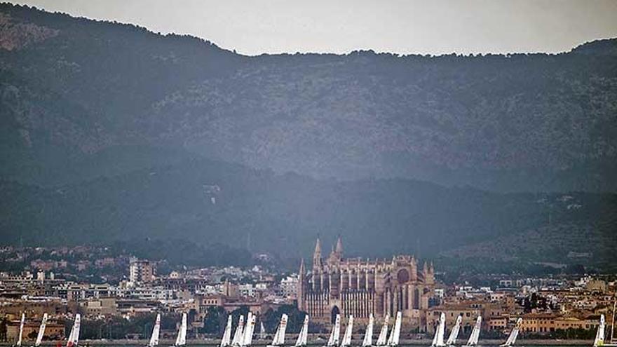 Aspecto que presentaba ayer la fachada del casco antiguo de Palma, presidido por La Seo, durante la jornada inaugural del Sofía.