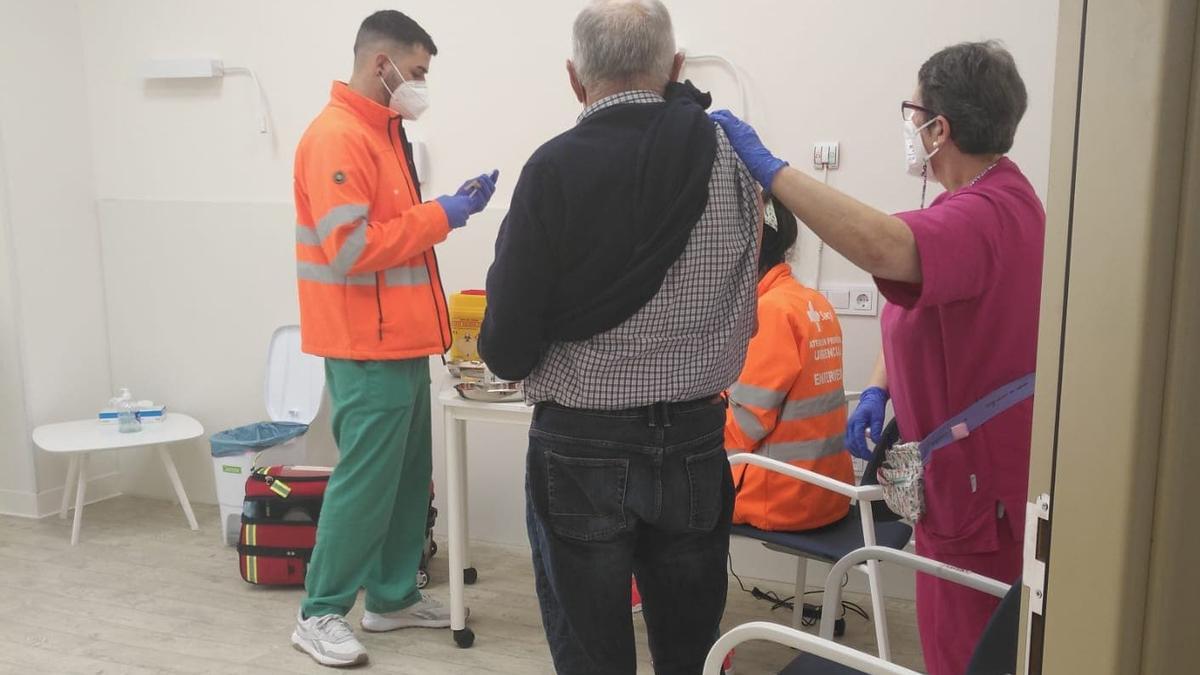 Sanitarios administran la tercera dosis de la vacuna a un usuario del centro residencial