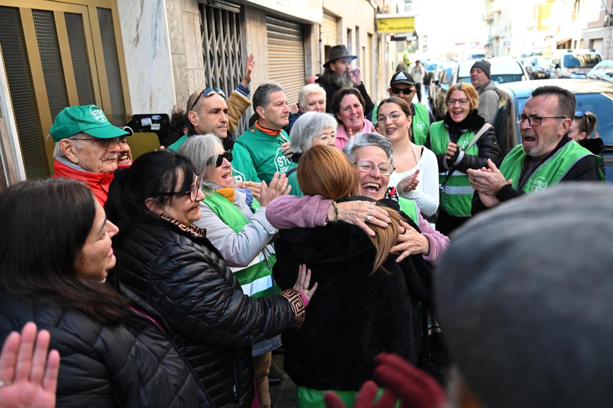 La PAH logra aplazar el desahucio de una mujer y su hija en el barrio de Carrús en Elche