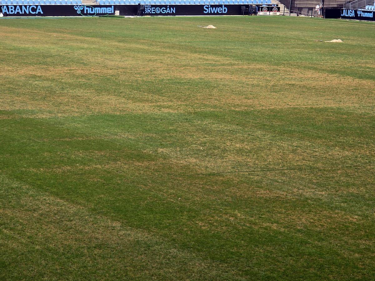 El Celta inicia la retirada del césped dañado en Balaídos