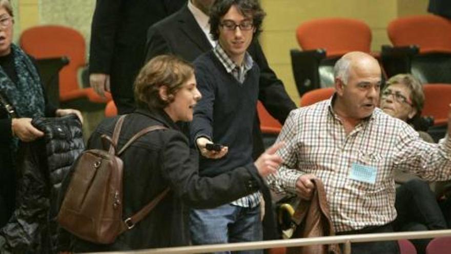 Algunos de los afectados por las preferentes que ayer interrumpieron el pleno en el Parlamento con gritos de protesta.  // Xoán Álvarez