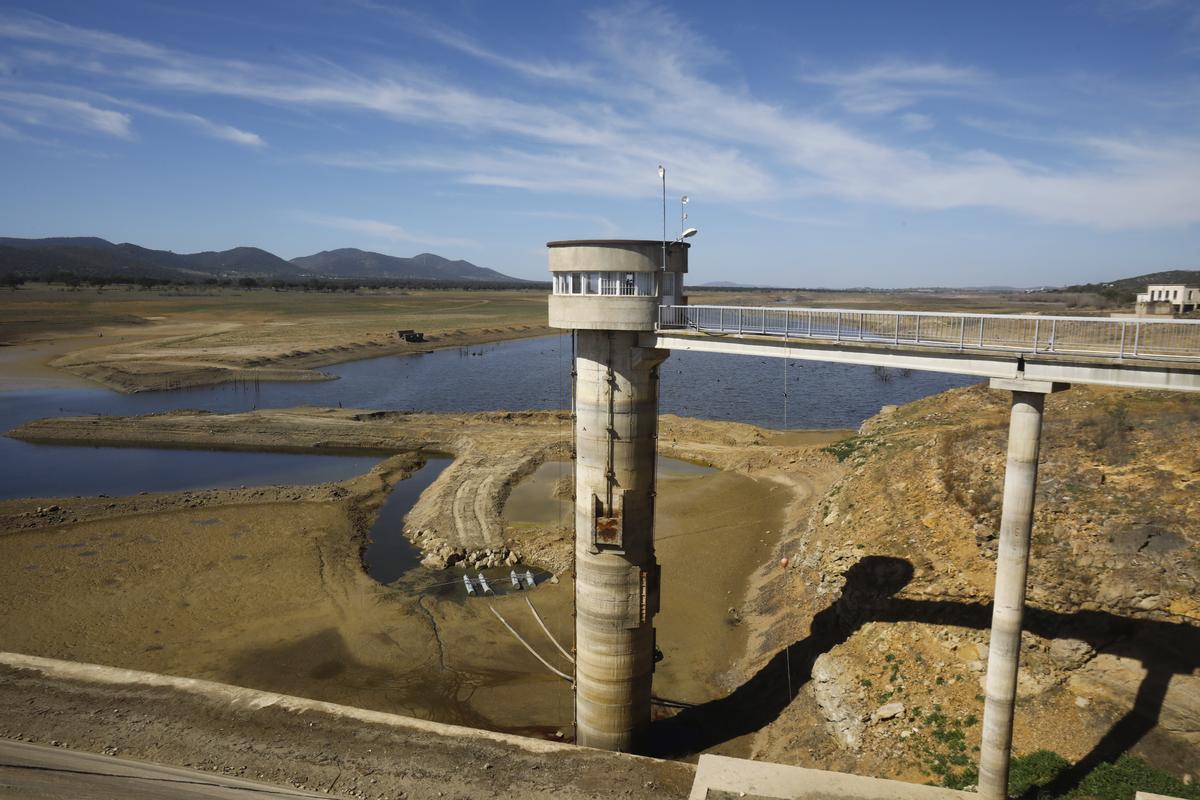 El pantano de Sierra Boyera, casi seco.