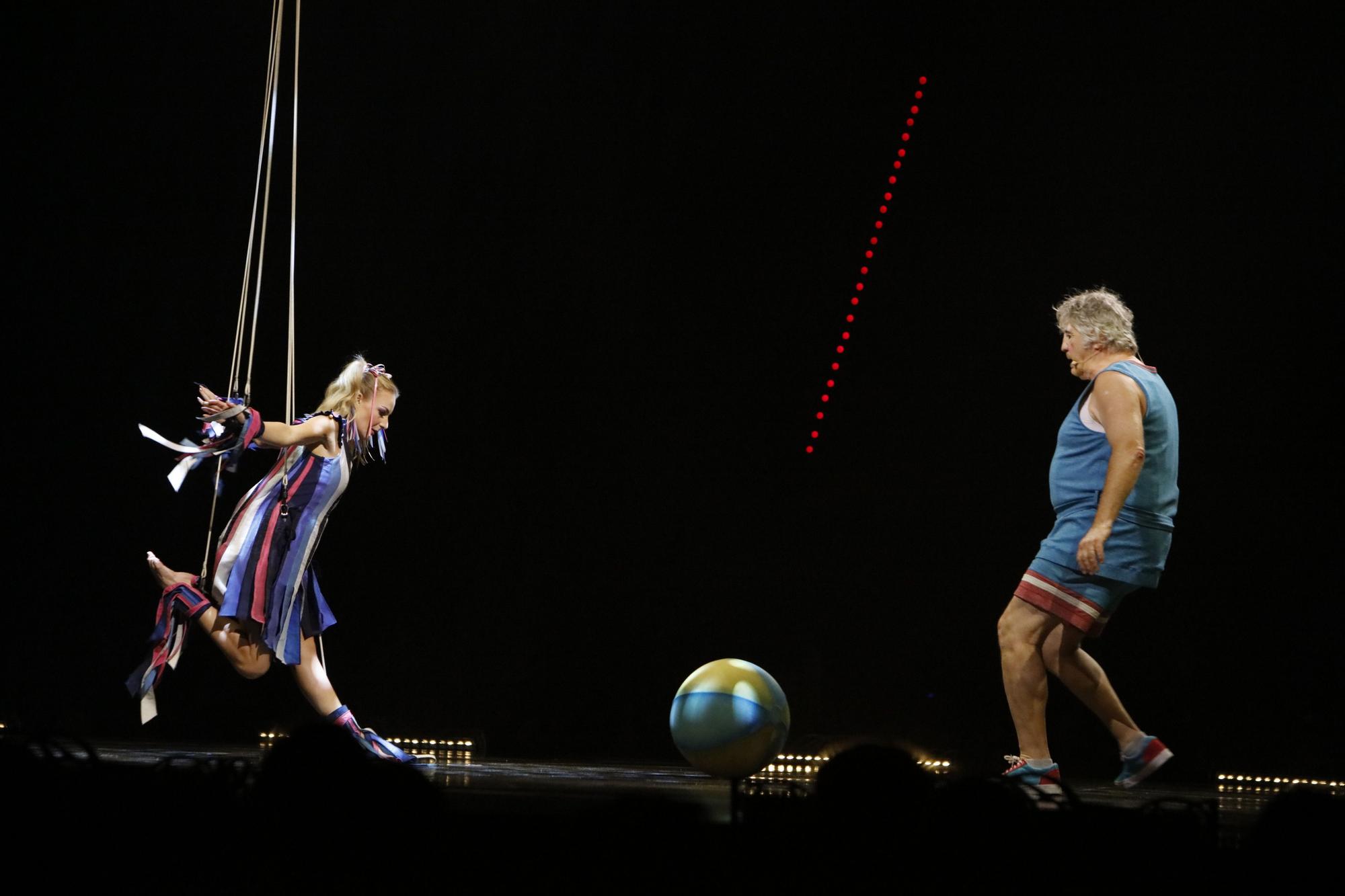 Die Aufführung der Vorstellung Corteo des Cirque du Soleil im Velodrome von Palma