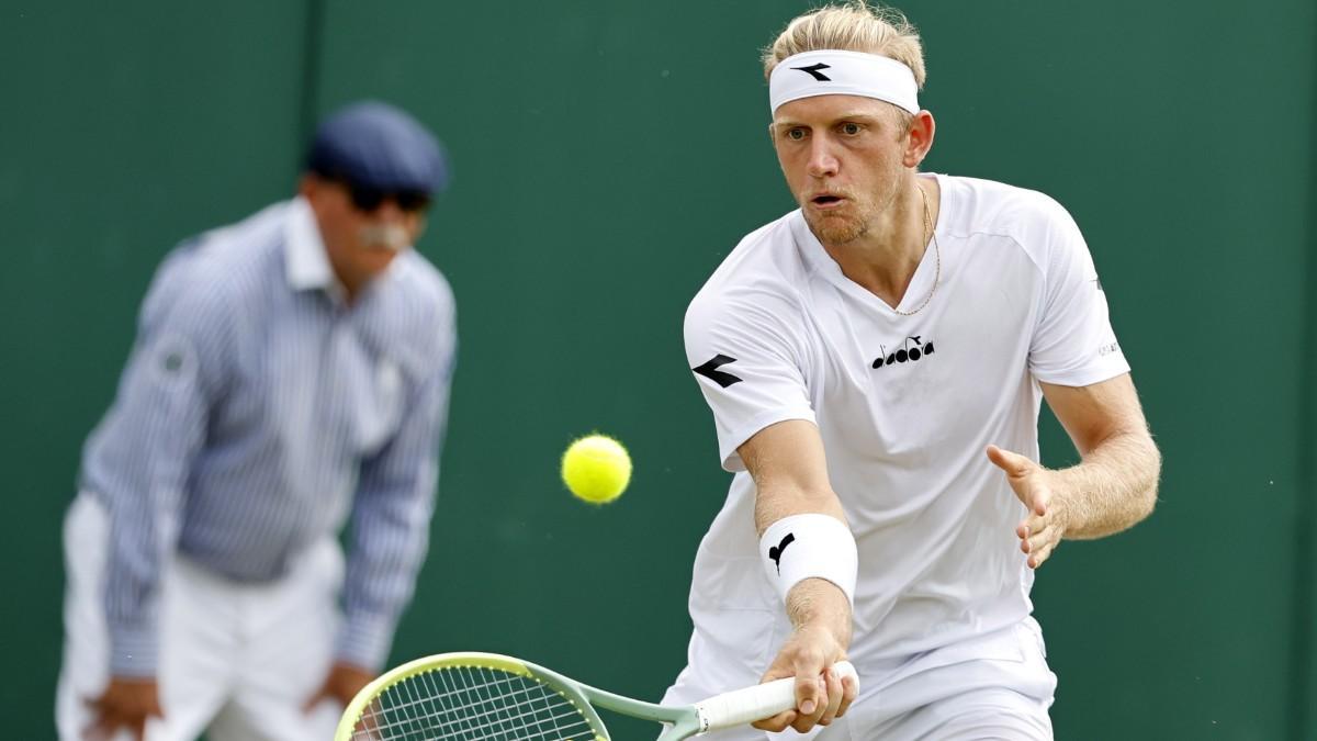 Davidovich devuelve una bola