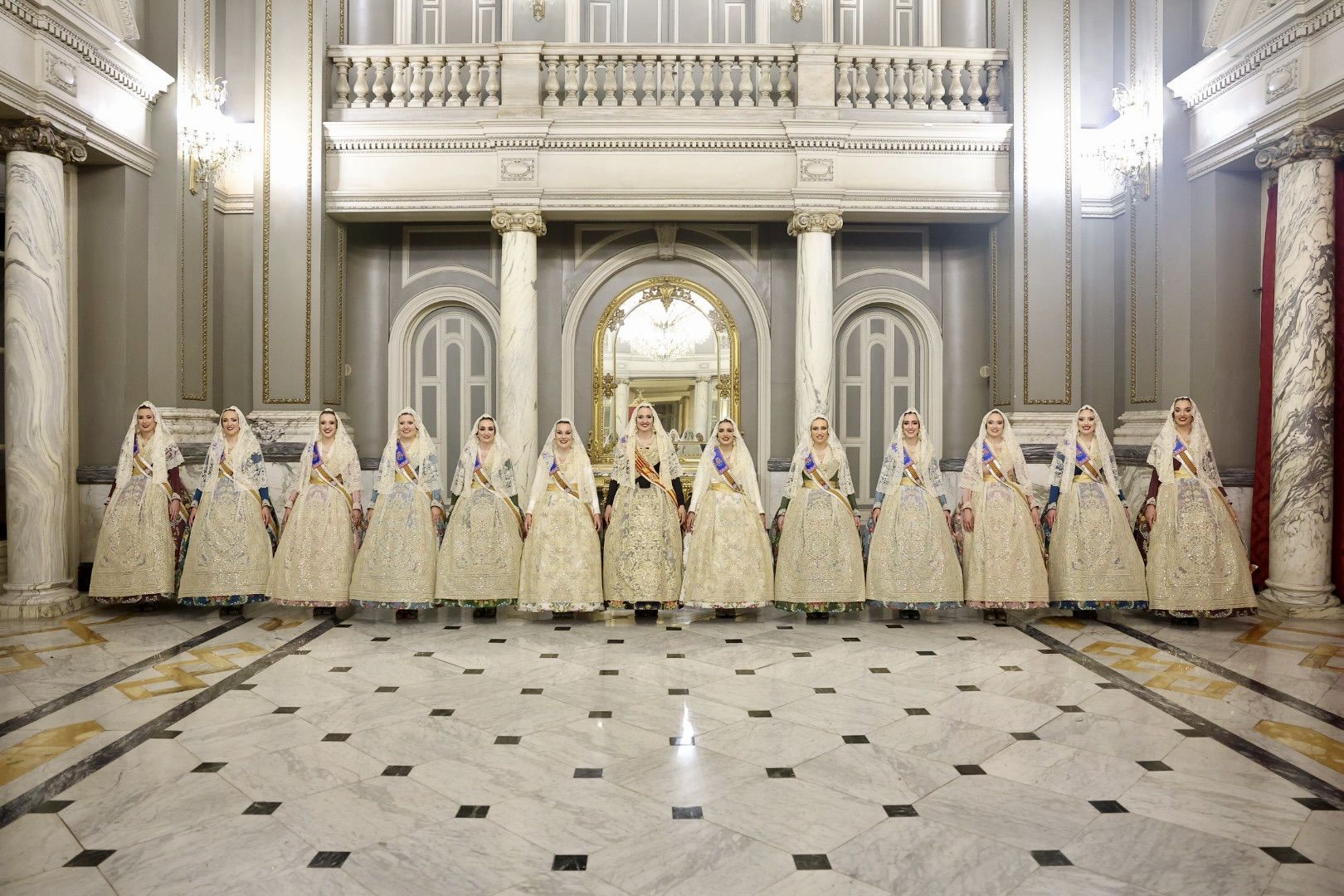 Laura Mengó y su corte coronan la ofrenda a la Virgen