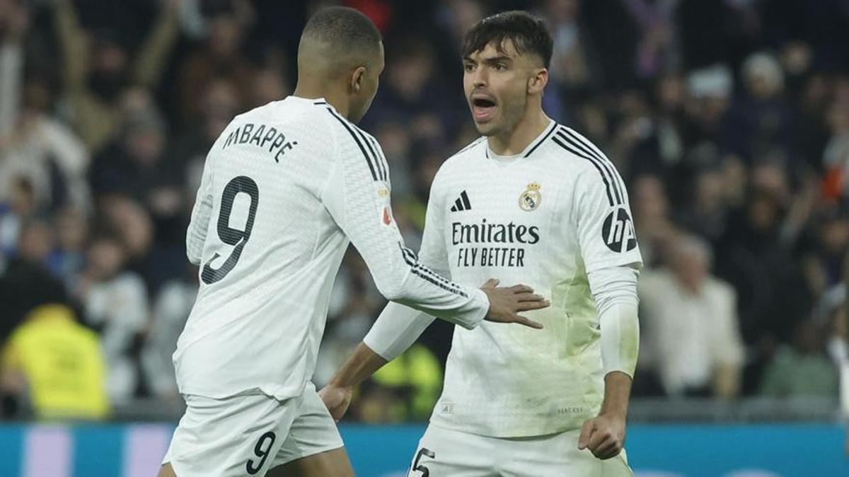 Kylian Mbappé, delantero del Real Madrid, celebra su gol contra el Atlético con Raúl Asencio, central de la cantera asentado en el primer equipo.