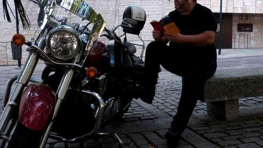 Óscar Sastre con su libro y su moto en Viriato.