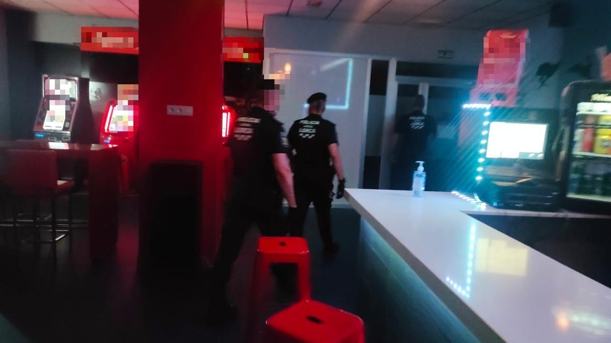 Agentes de la Policía Local se adentraban en un salón de juego.