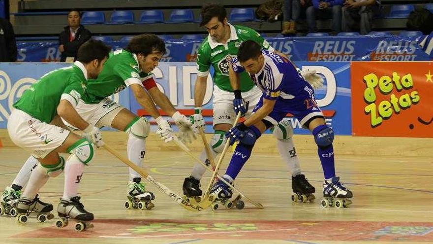 Carballeira defiende a Gual en el partido europeo frente al Barça.