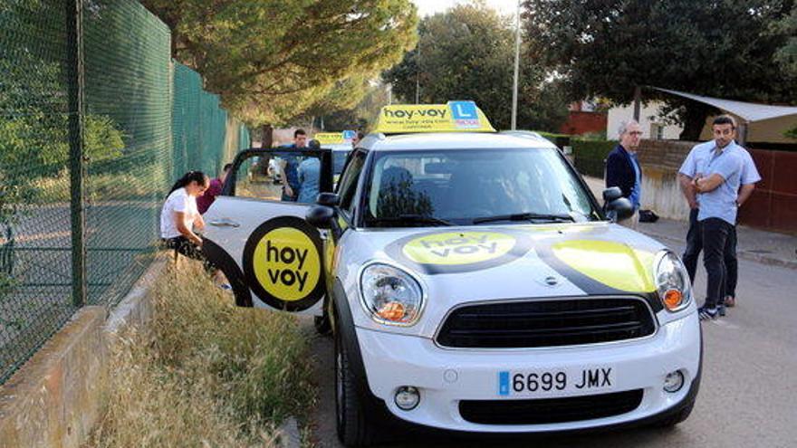 Professors d&#039;autoescola i alumnes a la Prefactura de Trànsit de Girona