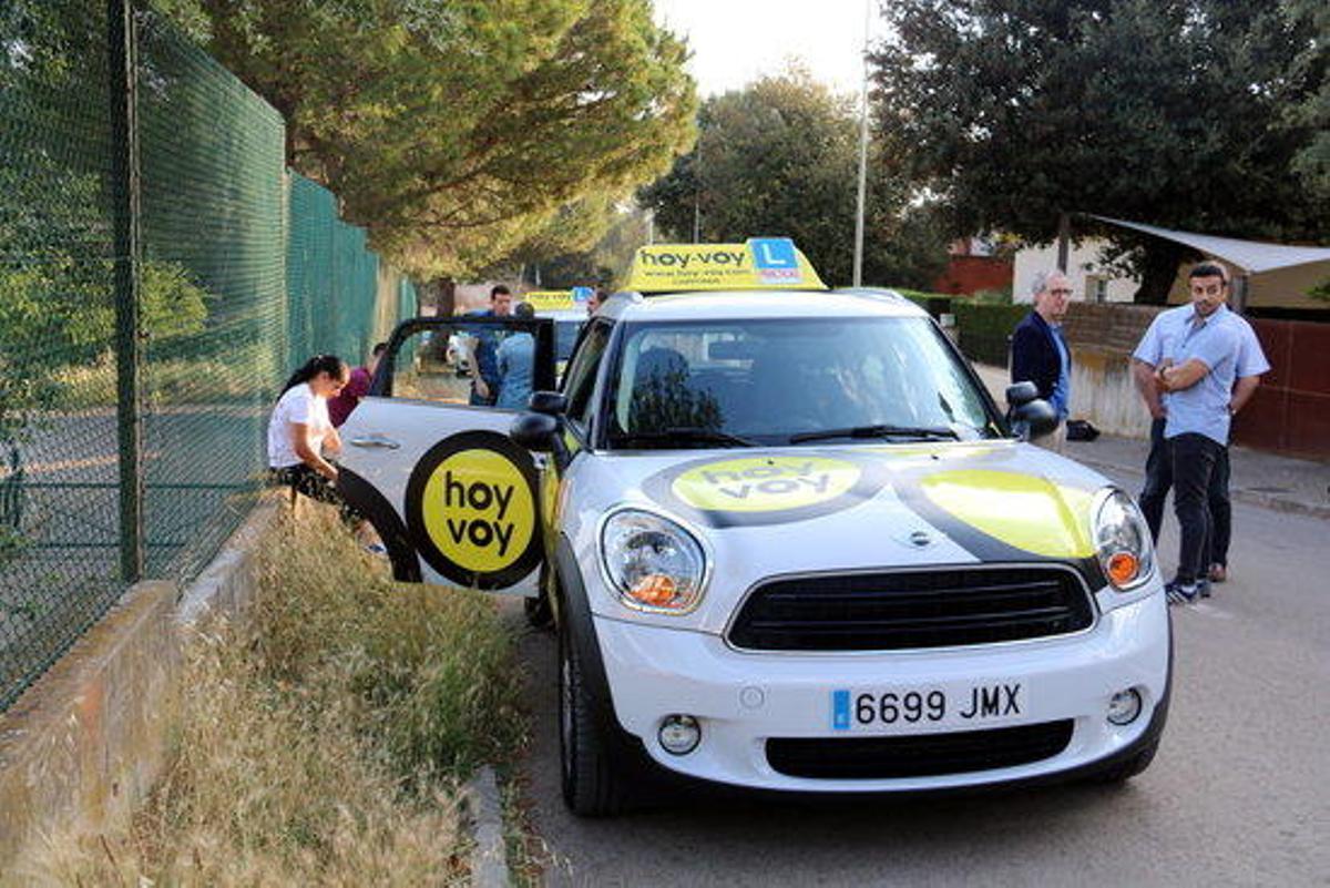 Professors d'autoescola i alumnes a la Prefactura de Trànsit