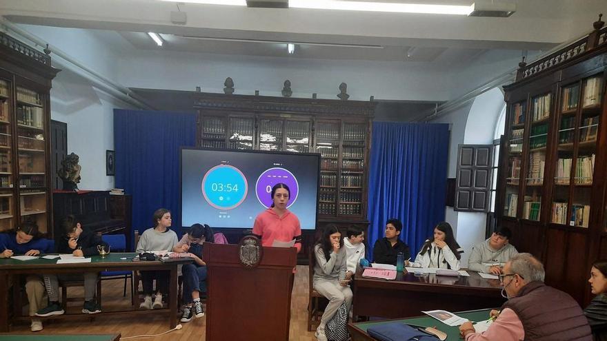 Los IES Aguilar y Eslava de Cabra y Lucas Mallada de Huesca impulsan el debate escolar a través de una agrupación educativa