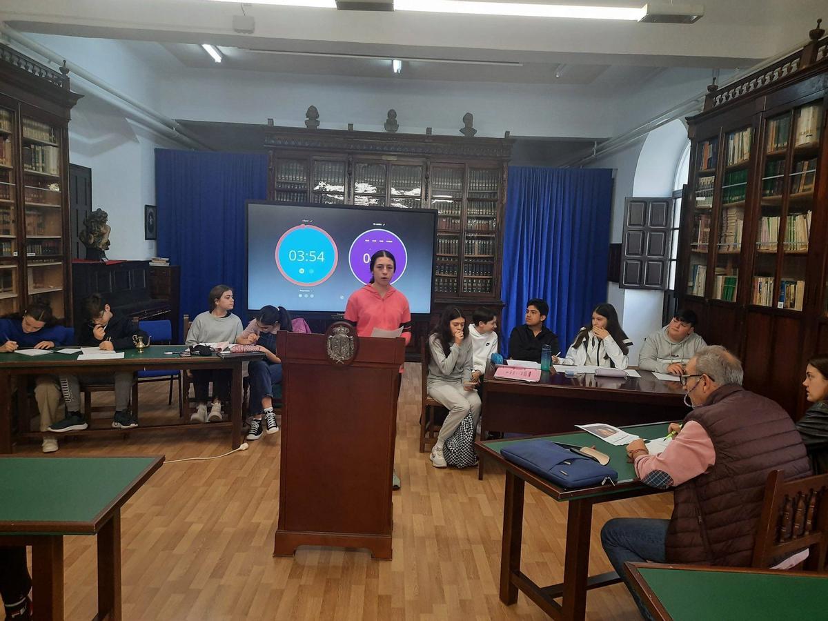Imagen de archivo de una sesión de Oratoria en la biblioteca del IES Aguilar y Eslava