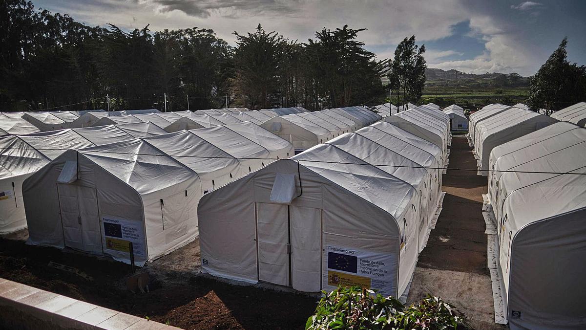 Carpas instaladas en el antiguo acuartelamiento de Las Raíces.