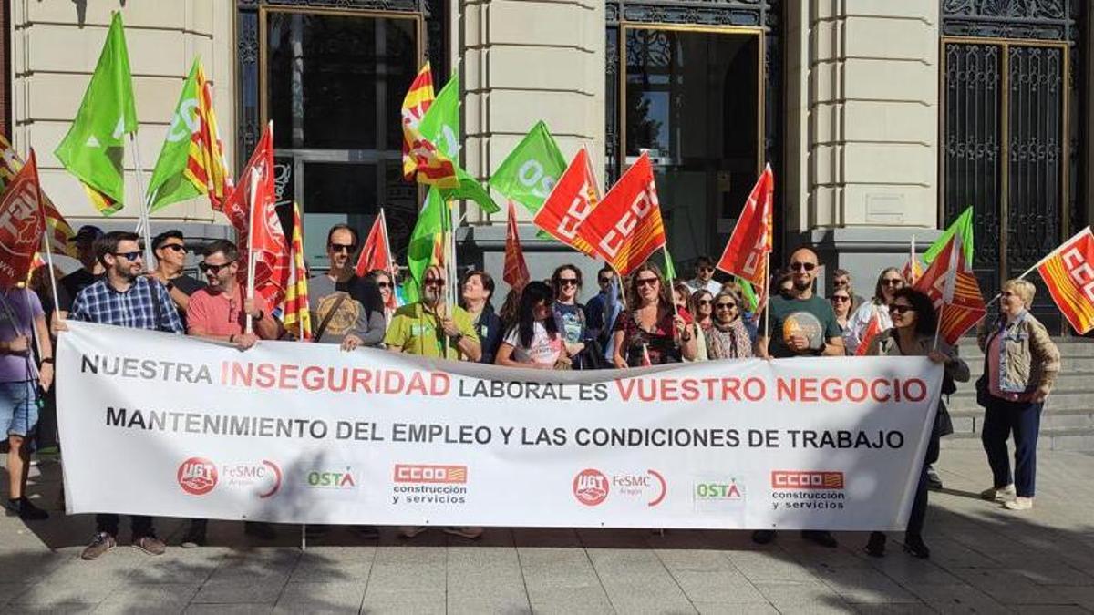 Los trabajadores de Iberalbión, este lunes en la protesta en la Plaza España de Zaragoza.